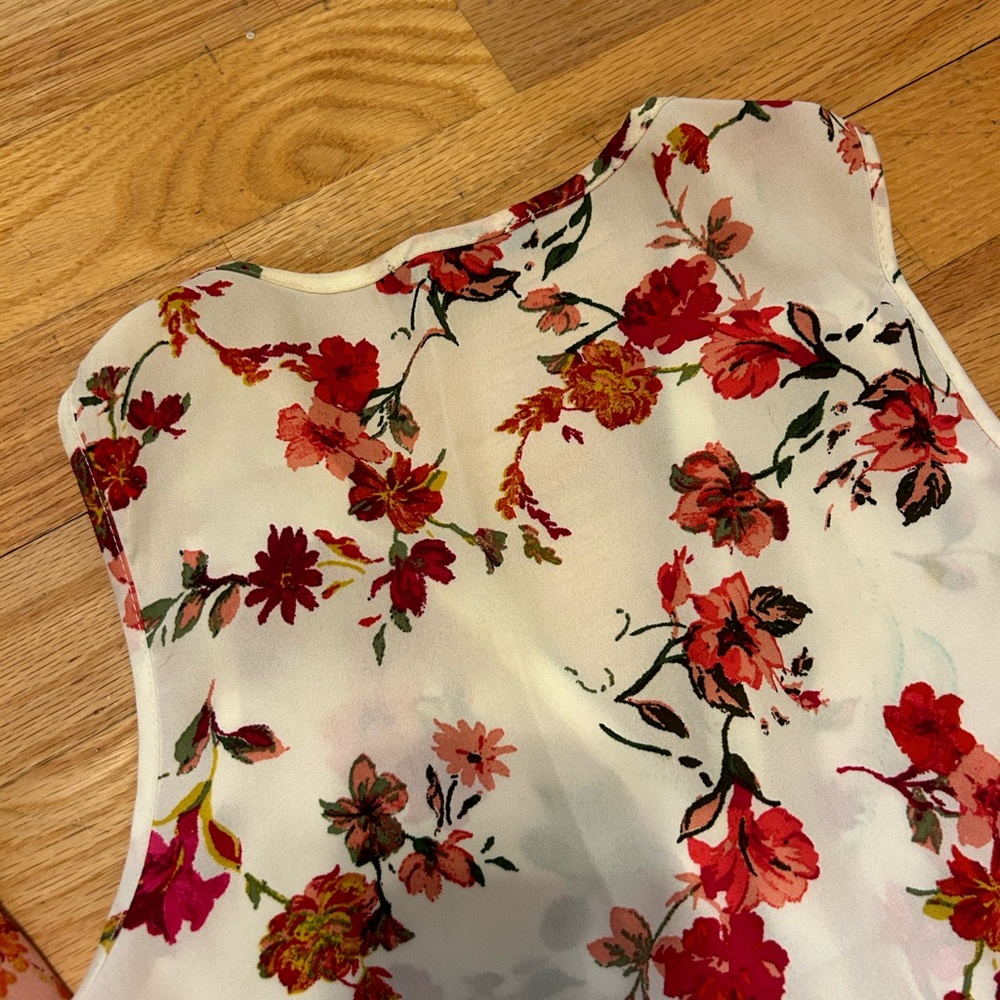 2 pre-owned lightweight blouses. Women. - Picture 7 of 9